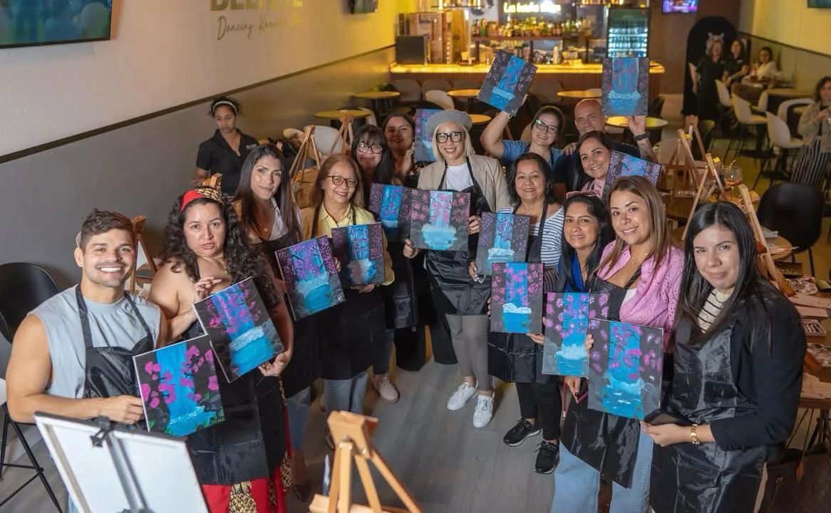 Equipo mostrando sus trabajos